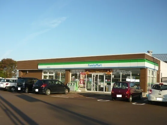 ファミリーマートまで730m