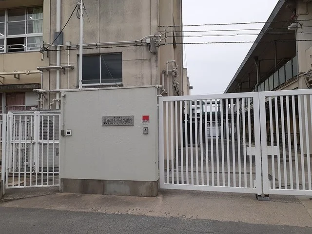 東大阪市立孔舎衙小学校まで400m