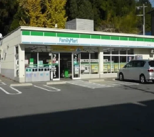 ファミリーマートまで600m