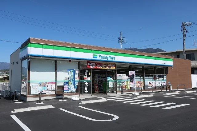 ファミリーマートまで180m