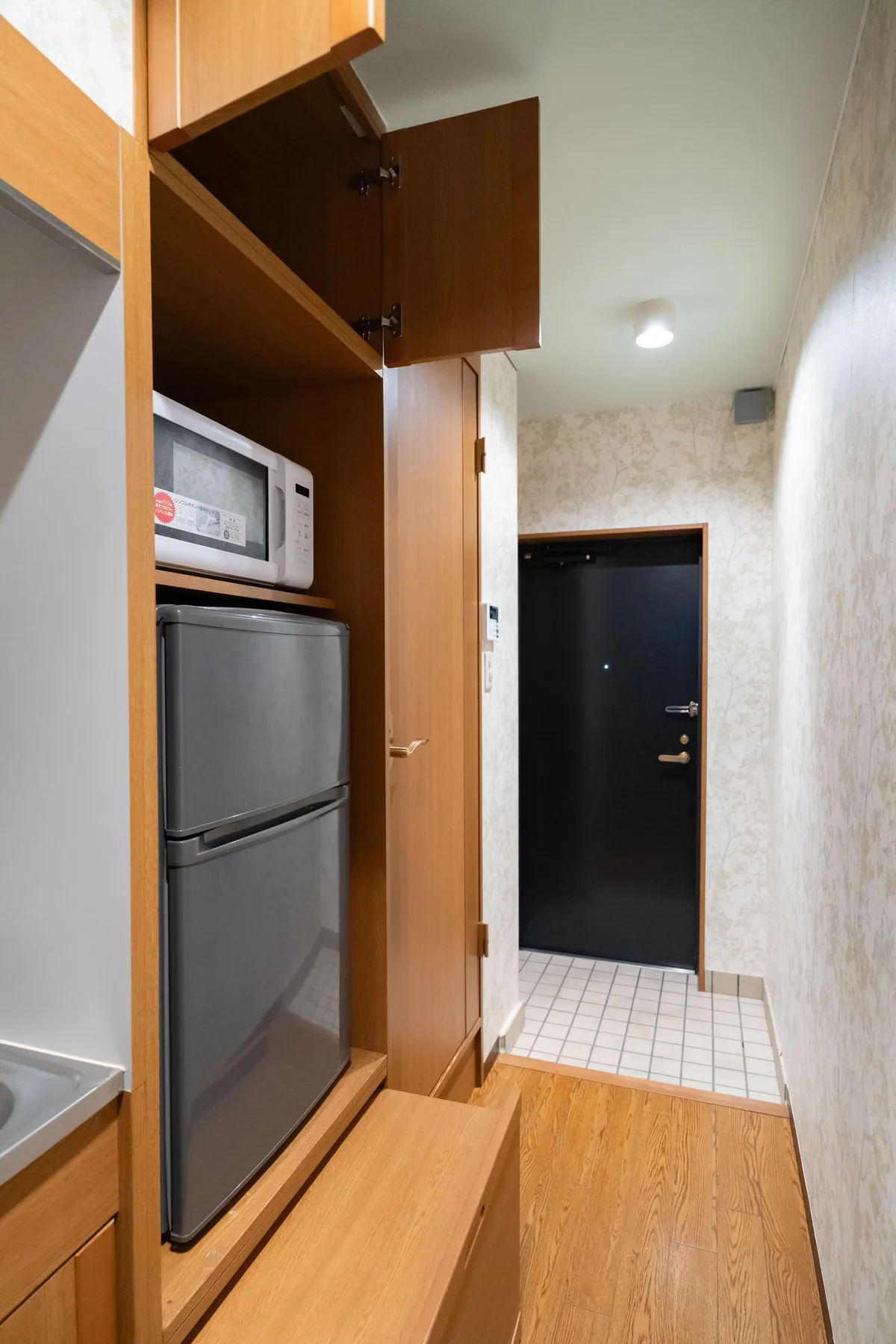 冷蔵庫、電子レンジあります。