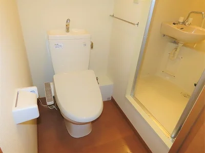 トイレ内にお風呂の入口扉があります