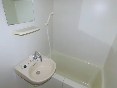 洗面台とユニット式のお風呂です