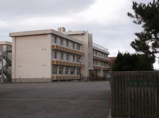 立仏小学校まで1200m
