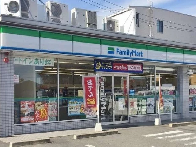 ファミリーマートまで470m