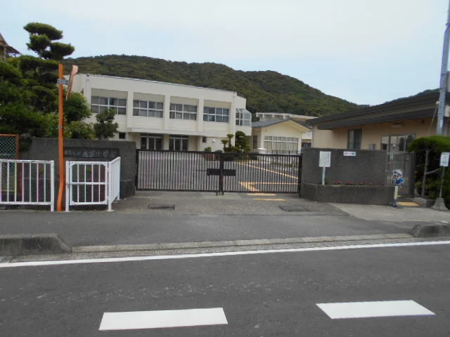 志賀小学校様まで1100m