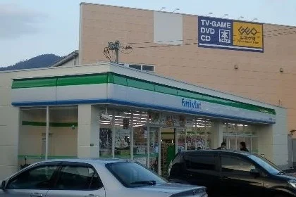 ファミリーマートまで290m