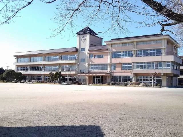 田沼小学校まで1100m