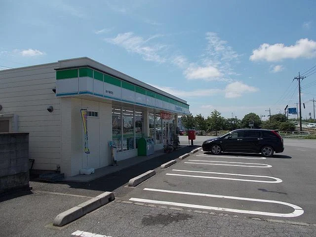 ファミリーマートまで750m