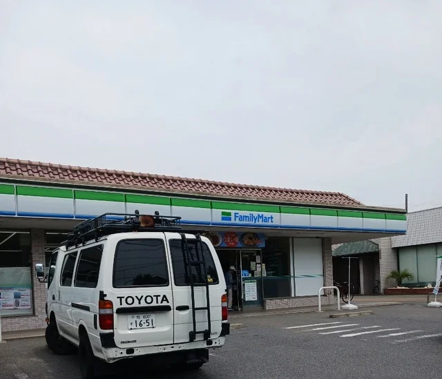 ファミリーマートまで560m