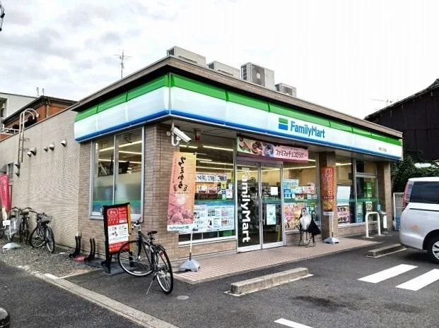 ファミリーマートまで70m