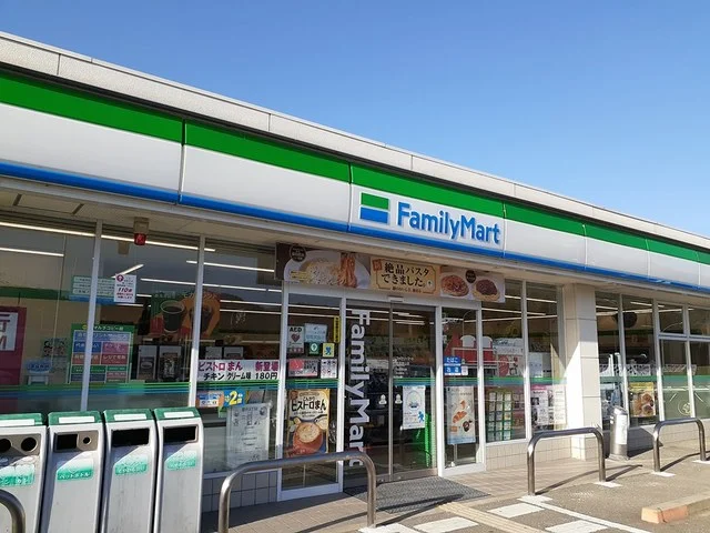 ファミリーマート様まで104m