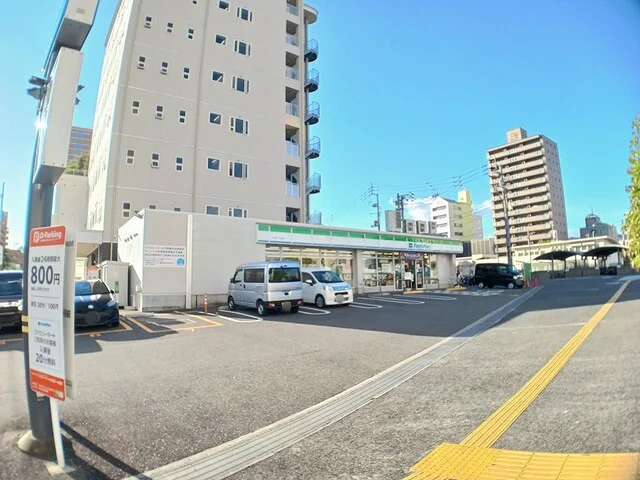 ファミリーマート かるぽーと前まで700m