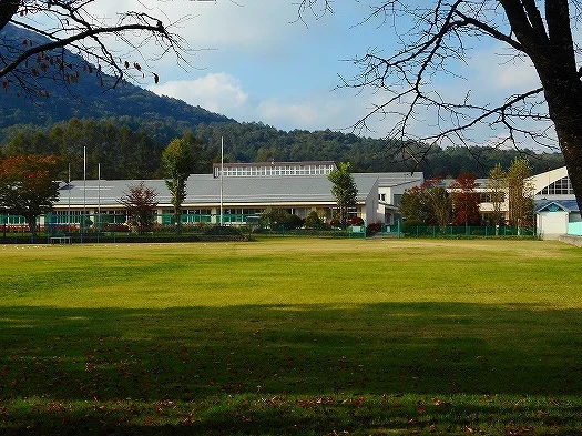 軽井沢東部小学校まで400m