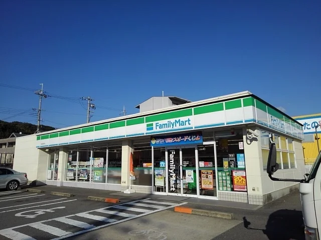ファミリーマート岩出紀泉台店様まで950m