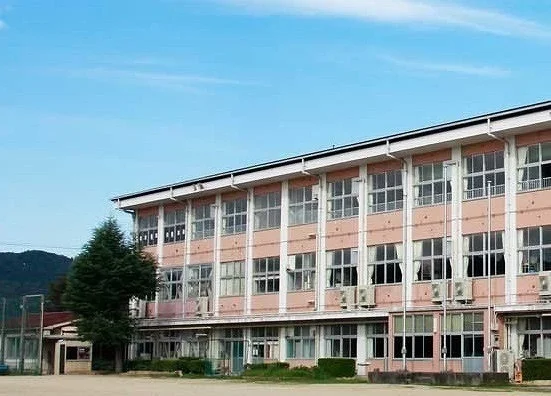 加茂中学校まで1600m