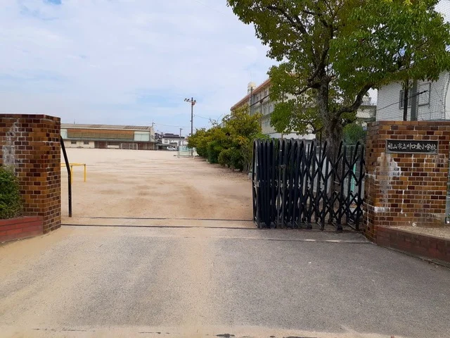 川口東小学校まで300m