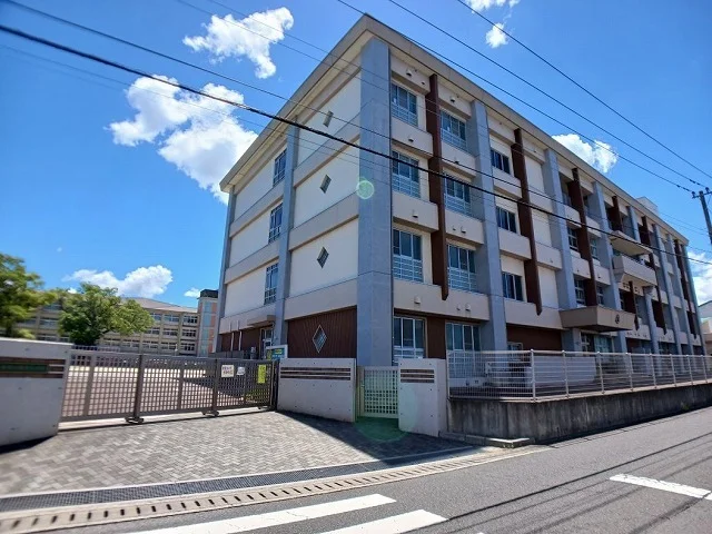 鶴崎小学校まで1300m