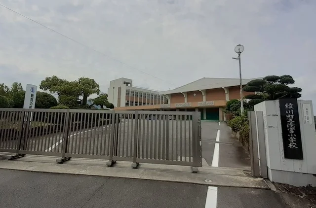 綾川町立滝宮小学校まで550m