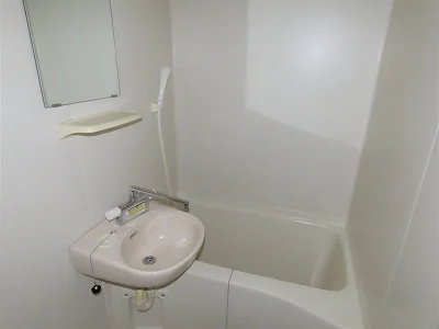 洗面台とユニット式のお風呂です