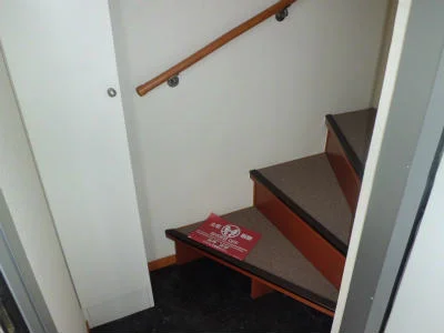 玄関は１階です。室内階段を昇って居室へ・・・