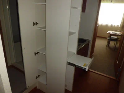 キッチン脇の棚。