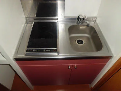 2口電気コンロ付きのミニキッチン。