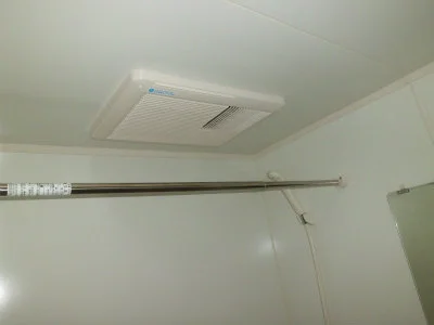 浴室乾燥機。洗濯物を干せます。