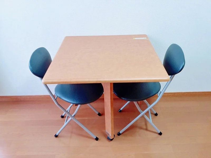 家具：机、椅子（2脚）