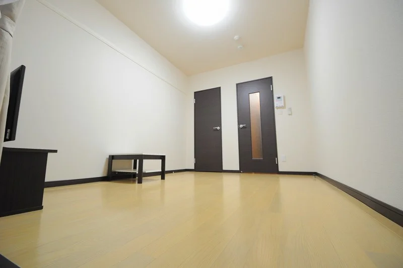 入り口の隣りには収納があります。