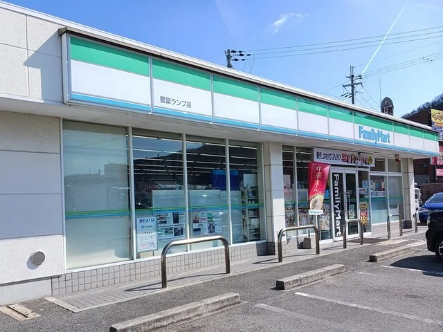 ファミリーマートまで650m