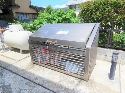 敷地内にゴミ庫が設置されておりゴミ捨てに便利です
