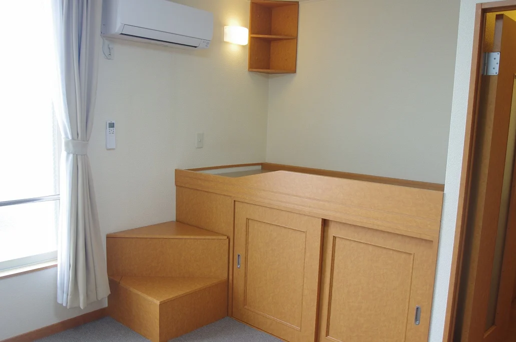 ベット下が収納なのでお部屋をゆったりご利用頂けます。