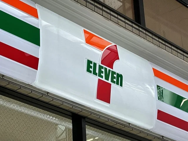 徒歩１分の最寄りのコンビニです。(55m)