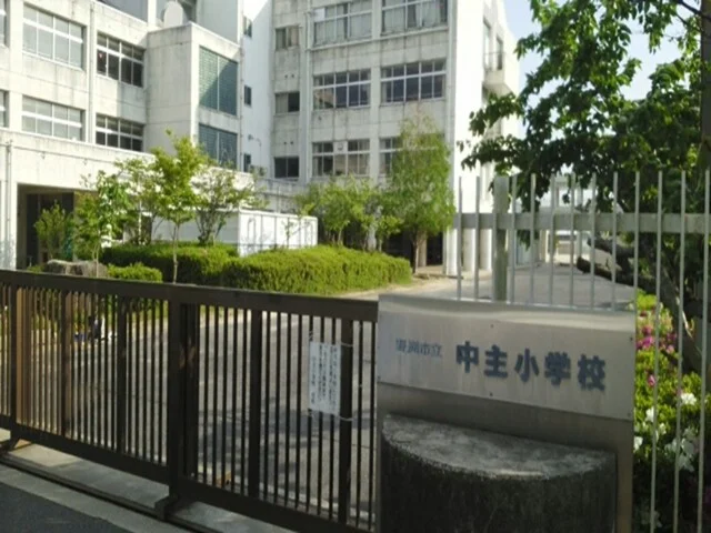 野洲市立中主小学校まで686m