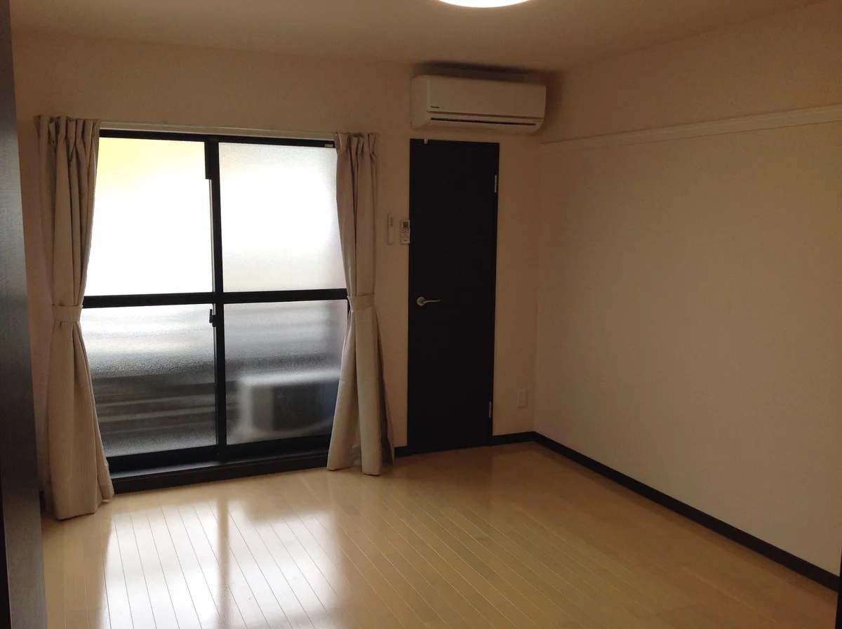 居間（玄関側）