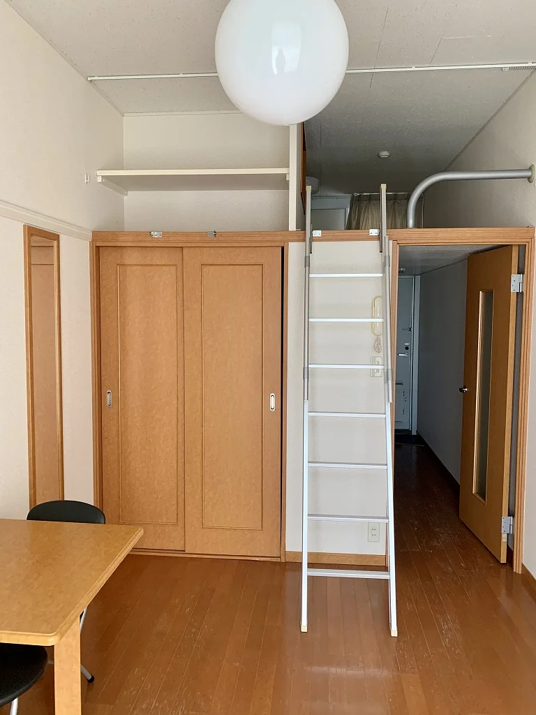 ２階は絨毯になります。