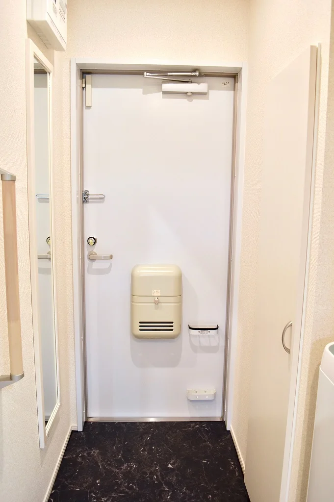 郵便受け＆傘立て付玄関ドア