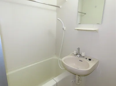 洗面台とユニット式のお風呂です