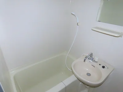 洗面台とユニット式のお風呂です