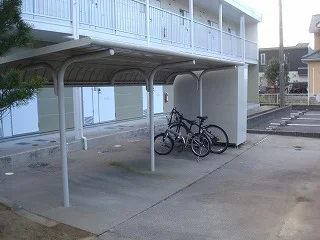 屋根付き駐輪場。