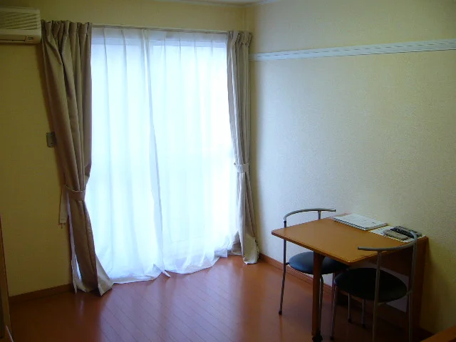 1F居室　壁掛けのテーブルです。