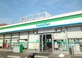 ファミリーマートまで590m