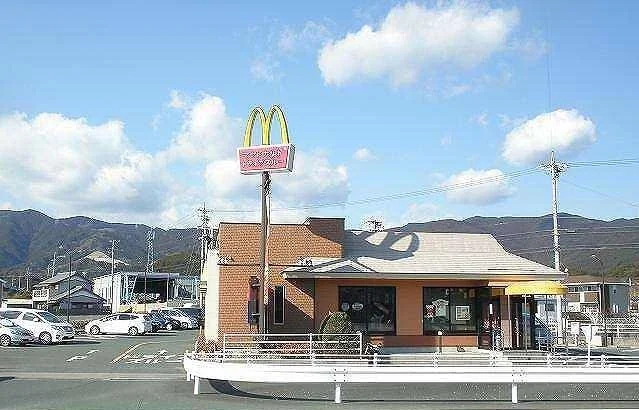 マクドナルドまで87m