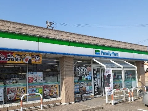 ファミリーマート富山向新庄店まで300m