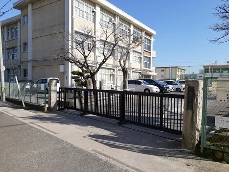 岐阜市立三里小学校まで350m