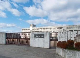 余部小学校まで890m