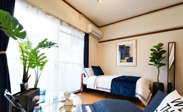 暖かい印象のお部屋です!自宅で暮らすようなゆったりとした空間が魅力的♪出張の方はもちろん、学生さんや観光でいらっしゃる方にもKマンスリーのお部屋は家具・家電・備品の充実度が高いため大変ご好評いただいております(現在ソファは撤去しております)※植木と額とクッションなどは写真用です。