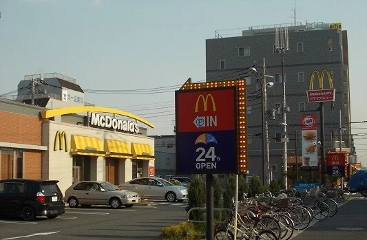 マクドナルドまで600m