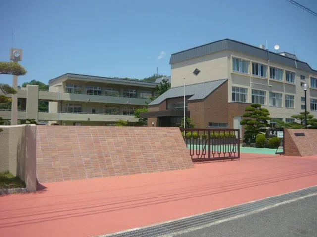 矢掛中学校まで650m